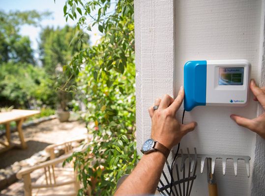 Jardinería Solivera persona instalando sistema de riego